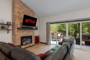 Luxe Mt. Rainier Lodge w/ Hot Tub-AC-Game Room